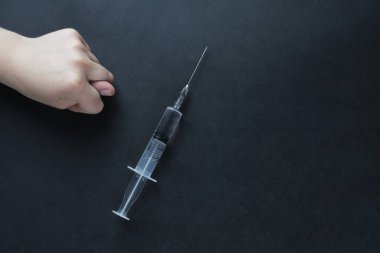 Aşılı şırınga ve aşılanmayı reddetme çağrısı, COVID-19. 