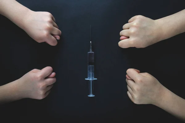 Syringe with a vaccine and a call to refuse vaccination, COVID-19. — Stock Photo, Image