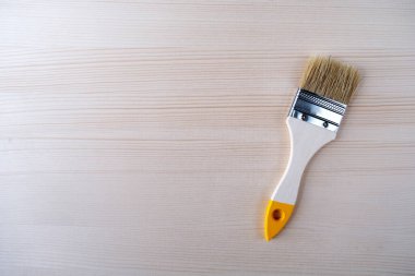 Hafif ahşap zemin üzerinde düz fırça.