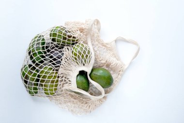  Düz bileşimin üst görünümü, hafif arkaplanda avokado. 