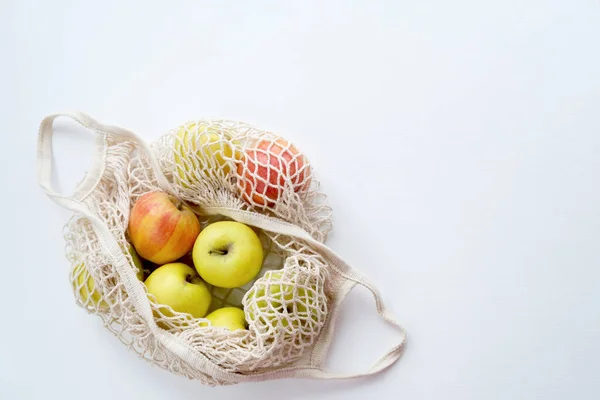 Äpplen i en snörpåse. Naturliga färska ekologiska frukter. Hälsosam mat. Stockbild
