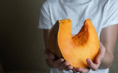 Genç bir adamın elinde bir balkabağı. Sağlıklı organik sebzeler. 