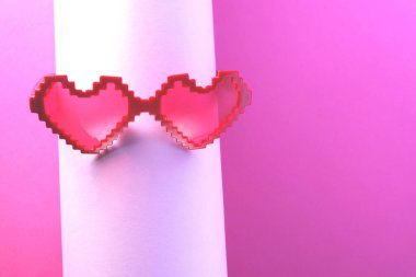  Sevgililer Günü kompozisyonu pembe arka planda kalp şeklinde gözlüklerle.