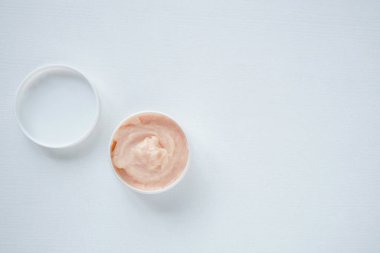 Açık bir kavanozda nemlendirici ve taze bir arka planda kuru lavanta çiçekleri..