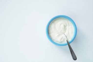 Geleneksel mascarpone peyniri mavi kil kasede. krem peynir üst görünümü