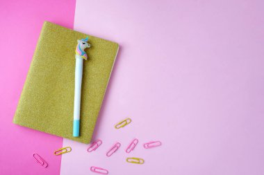 Okul malzemeleri masanın üstünde. Üst görünüm, kopyalama alanı olan düz uzanma