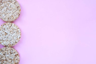 Pembe arka planda pirinç kekleri ve fotokopi alanı. Yukarıdan görüntüle.