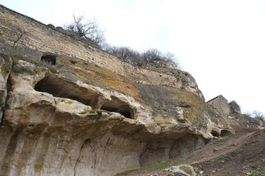 Chufut-Kale kayalıklarında antik bir mağara şehri, Kırım, Balaklava.