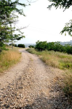 Dağlardaki güzel doğal manzara. Yürüyüş yolu boyunca yürü. Açık hava macerası. Seyahat ve keşif. Sağlıklı yaşam tarzı, aktif dinlenme