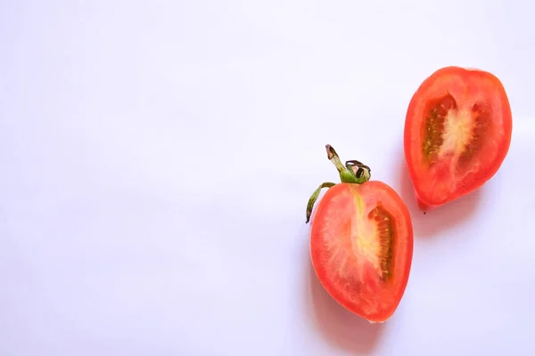 Tomatprov Ram Tillverkad Färska Halvtomater Vit Bakgrund Platt Låg Ovanifrån — Stockfoto