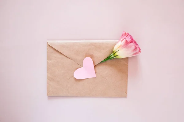 Arrangement Romantique Fleurs Enveloppe Avec Une Fleur Sur Fond Rose — Photo