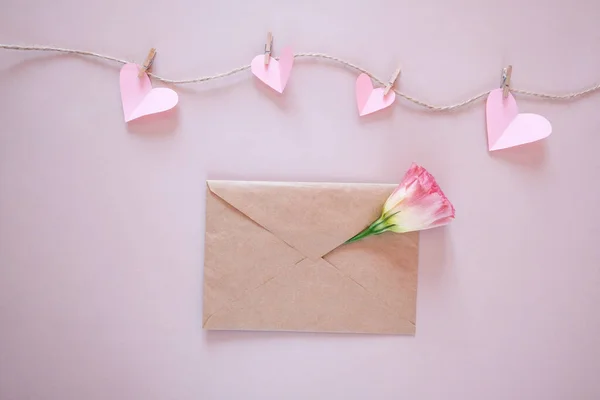 Concept Créatif Minimal Saint Valentin Enveloppe Valentines Confettis Coeur Blanc — Photo