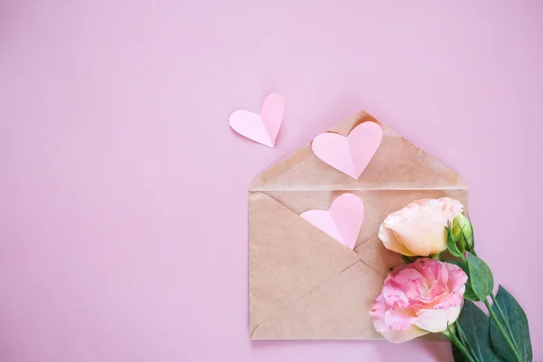 Concept Créatif Minimal Saint Valentin Enveloppe Valentines Confettis Coeur Blanc — Photo