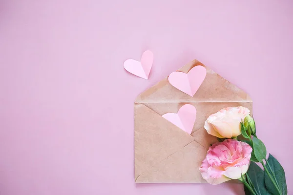 Kreativ Minimal Alla Hjärtans Dag Koncept Kuvert Valentiner Vit Och Stockbild