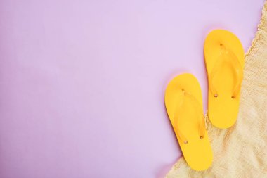 Sarı terlikler beyaz arka planda izole edilmiş, yakın plan. Tatil kavramı