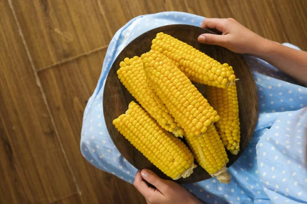 Niño Sostiene Mano Plato Maíz Recién Hervido Vegetales Orgánicos Naturales — Foto de Stock