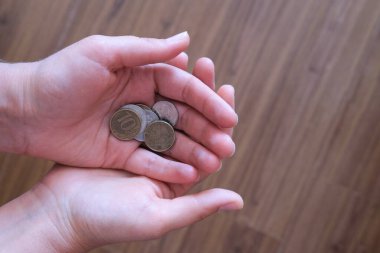 Para ellerinde. Rusya Federasyonu 'nun paraları ellerinde..