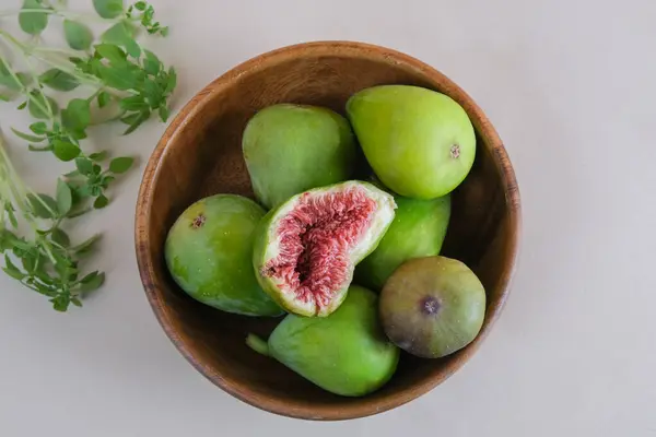 Higos Jugosos Maduros Forma Pera Encuentran Plato Cortan Contra Fondo — Foto de Stock