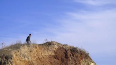 Genç adam ve köpeği hill ağır çekim kadar tırmanmaya