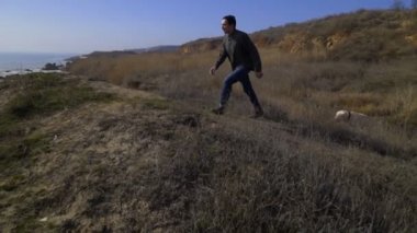 dostum ve köpek uçurumdan yukarı tırmanma ve çok deniz ağır çekimde arıyorsunuz