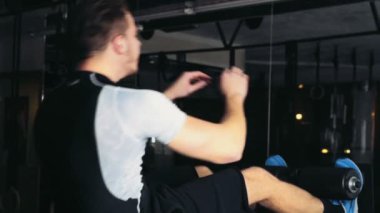 Mekik, spor salonu ağır çekim yapan erkek