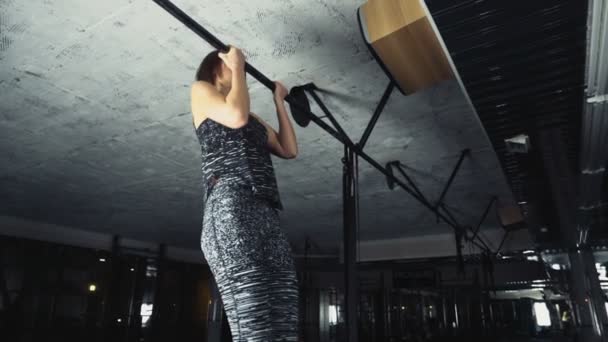 Atleta do sexo feminino fazendo pull-ups padrão no ginásio câmera lenta — Vídeo de Stock