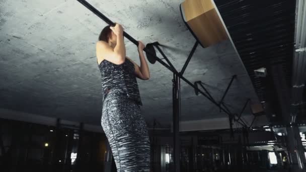 Athlète féminine faisant des pull-ups standard au ralenti de gymnase — Video