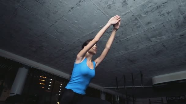 年轻女性做蹲在健身房慢动作 — 图库视频影像
