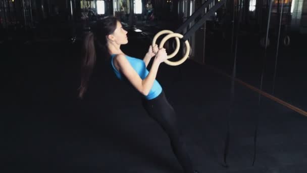 Νεαρή γυναικεία fitness αρχάριος κάνει σειρά δαχτυλίδι στο το γυμναστήριο αργή κίνηση — Αρχείο Βίντεο