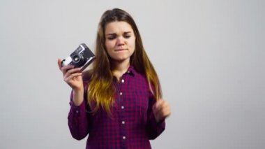 genç kız eski film kamera beyaz arka plan önünde dans