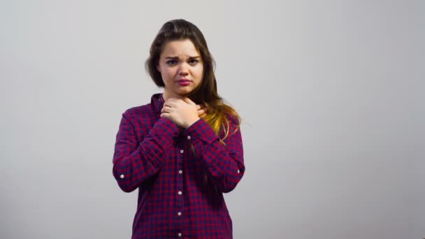 Young girl upset emotion in front of white wall — Stock Video