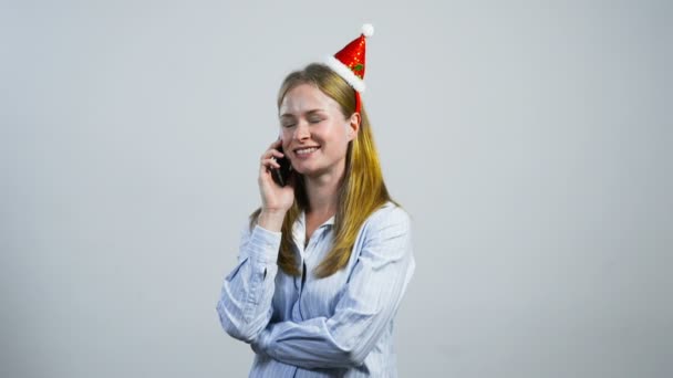 Glad ung flicka christmas hatt talar i telefon — Stockvideo