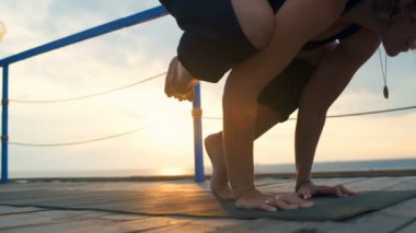 genç erkek Deniz kenarındaki terasta Yoga uygulamak