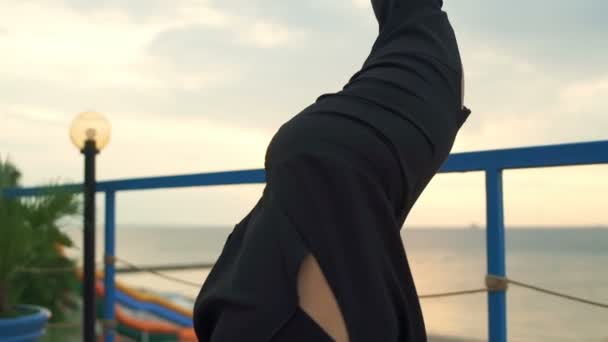 Joven hembra practicando yoga en la terraza junto al mar — Vídeos de Stock