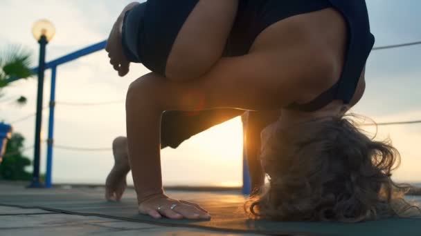 Primer plano joven practicando yoga en la terraza junto al mar — Vídeos de Stock