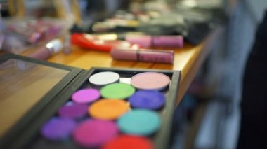 parlak göz farı paleti, biraz bir fırça ile beyaz kız alır kadar kapatın