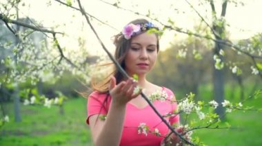 HALKAHALKA çiçek bahar çiçeği ağır çekimde poz giyen genç erkek