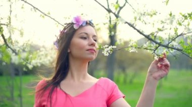 genç erkek bahar çiçeği ağır çekim lezzetini tatmak