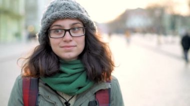 kadın bir gezgin sokak ağır çekimde portresi