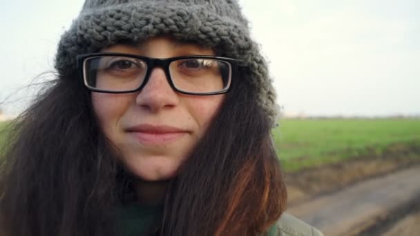 Retrato de cerca de una senderista sonriente con sombrero y gafas — Vídeo de stock