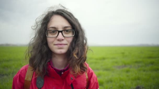 Portret van een vrouwelijke wandelaar in slowmotion groene veld — Stockvideo