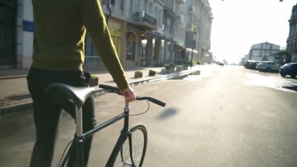 Widok z tyłu mężczyzna idzie obok roweru i rozmowy na telefon zwolnionym tempie — Wideo stockowe