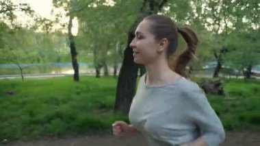 genç kadın park ağır çekimde çalışır