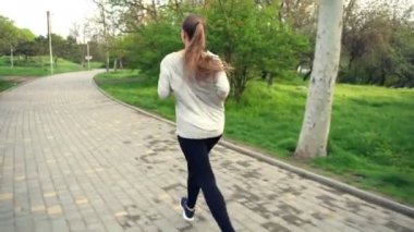 Park ağır çekimde çalışan kadın arkadan görünüm