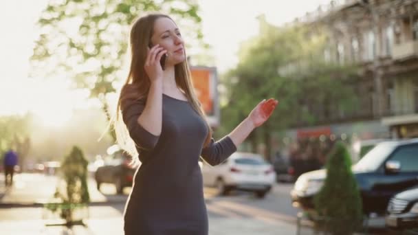 Młoda kobieta rozmowy przez telefon w ulicy zwolnionym tempie — Wideo stockowe