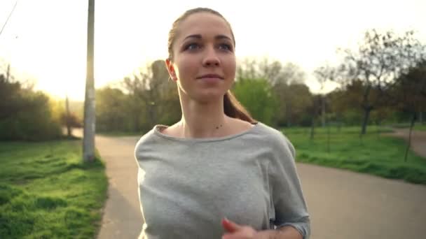 Giovane donna che corre in un parco al rallentatore — Video Stock