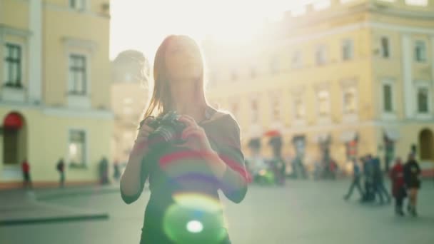 Молодая женщина фотографирует замедленную съемку старого города — стоковое видео