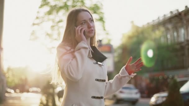 Mladá žena rozhovory po telefonu zpomaleně ulice — Stock video