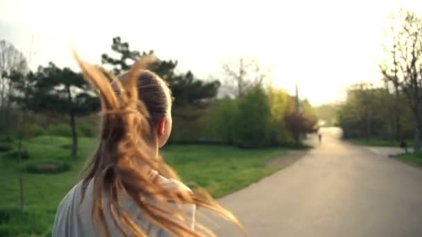 Arrière vue femme courir dans parc ralenti — Video