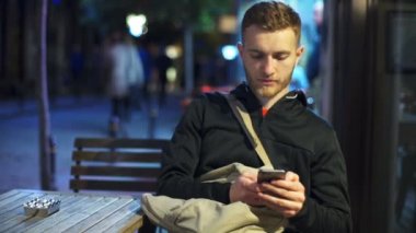 kafeterya yavaş hareket bir akıllı telefon kullanan adam